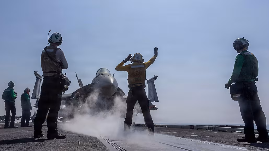 Americká stíhací letadla na palub� plavidla USS Abraham Lincoln b�hem operace...