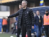 Plze�ský trenér Martin Hyský ud�luje hrá��m pokyny v zápase proti Zlínu.
