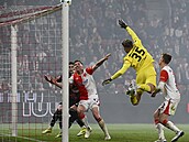 Slávistický gólman Jakub Markovi� b�hem derby se Spartou, do kterého nasko�il...