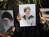 �ena dr�í fotografii zesnulého nejvy��ího v�dce Íránu Alího Chameneího v...