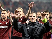 Luká� Haraslín na d�kova�ce u fanou�k� Sparty po prohraném derby se Slavií.