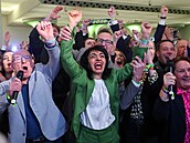 P�íznivci Cema Özdemira, hlavního kandidáta strany Zelených v zemských volbách...