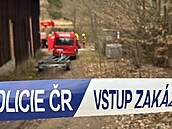 Pod hladinou rybníka v obci Kn�most na�li auto, uvnit� byl mrtvý �lov�k. (8....