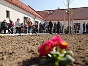 Starou faru myslibo�ický fará� zboural bagrem. Na míst� nechal postavit d�m s...