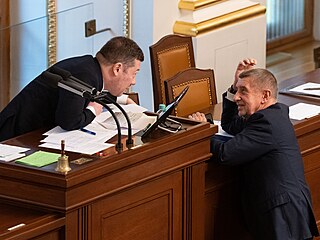 P�edseda Sn�movny Tomio Okamura a premiér Andrej Babi� se baví na sch�zi...