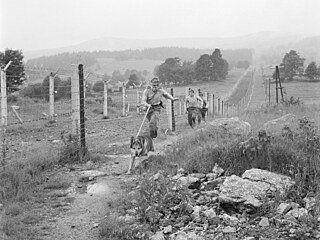 Na �á�e. Pohrani�níci v 60. letech cvi�í na hranici se Spolkovou republikou...