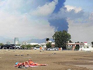 Opalování a výbuchy. Lidé odpo�ívají na plá�i ve m�st� Fud�ajra ve Spojených...