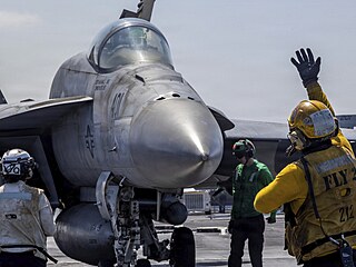 Útok pokra�uje. Stíhací letoun se p�ipravuje ke startu z letadlové lodi Abraham...