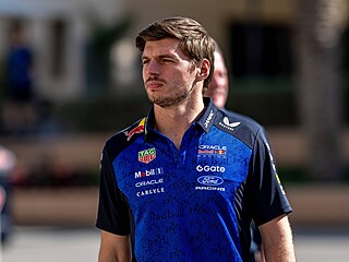 Max Verstappen se prochází p�ed testováním formule 1 v Bahrajnu.