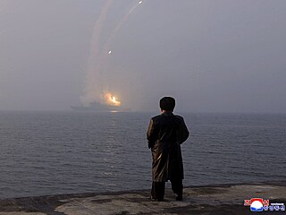 Severokorejský v�dce Kim �ong-un dohlí�í na nový torpédoborec �che Hjon a jeho...