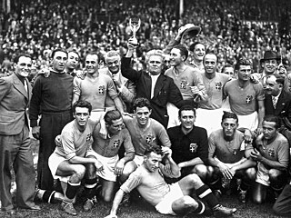 Fotbalisté Itálie po vít�zství ve finále mistrovství sv�ta v roce 1938. Trofej...