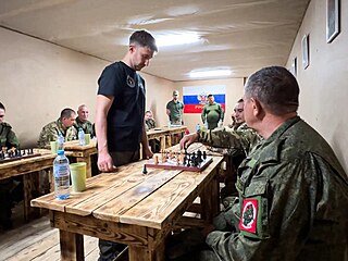 Sergej Karjakin hraje �achy s vojáky na okupovaných územích.