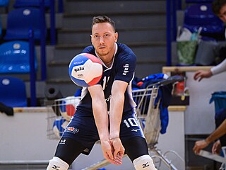 Volejbalista Adam Barto� ve zlínském dresu.