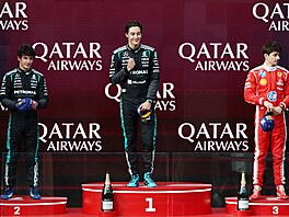 Zleva: Andrea Kimi Antonelli, George Russell a Charles Leclerc na stupních...