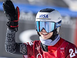 Zuzana Mad�rová zdraví fanou�ky po kvalifikaci paralelního slalomu na SP ve...