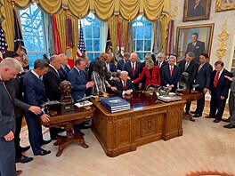 Trump se s pastory modlil v Oválné pracovn�