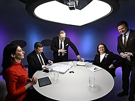 Diskusní po�ad Otázky Václava Moravce. Zleva bývalá p�edsedkyn� Sn�movny...