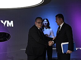 Diskusní po�ad Otázky Václava Moravce, zleva moderátor Václav Moravec a...