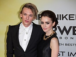 Jamie Campbell Bower a Lily Collinsová