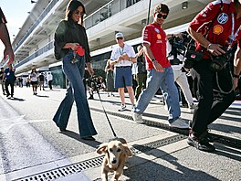 Charles Leclerc a Alexandra Saint Mleux se svým jezev�íkem Leem v paddocku F1