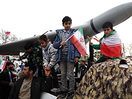 Íránci v Teheránu slaví 47. výro�í islámské revoluce i s drony �áhed. (11....