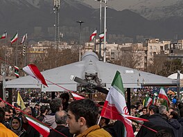 Íránci v Teheránu slaví 47. výro�í islámské revoluce i s drony �áhed. (11....