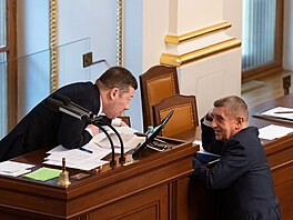 P�edseda Sn�movny Tomio Okamura a premiér Andrej Babi� se baví na sch�zi...
