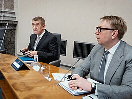 Andrej Babi� a ministr práce Ale� Juchelka na jednání tripartity. Zasedání se...