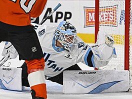 Vítek Van��ek z Utahu zasahuje v utkání s Philadelphií.
