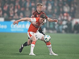 Slávista Luká� Provod si kryje mí� p�ed Jaroslavem Zeleným ze Sparty.