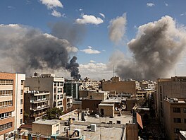 Kou� stoupá po výbuchu v Teheránu poté, co Izrael a USA zahájily dal�í vlnu...