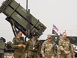 D�stojníci americké a izraelské armády krá�ejí p�ed americkým systémem...