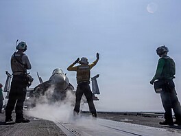 Americká stíhací letadla na palub� plavidla USS Abraham Lincoln b�hem operace...