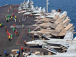 Americká stíhací letadla jsou vid�t na palub� plavidla USS Abraham Lincoln...