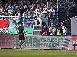 Moment p�ed odpojen�m monitoru, co� v utk�n� druh� n�meck� ligy mezi M�nsterem...