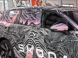 Maskovaný prototyp �kody Peaq v nové výrobní hale pro bateriové systémy...