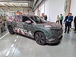 Maskovaný prototyp �kody Peaq v nové výrobní hale pro bateriové systémy...