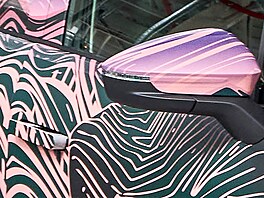 Maskovaný prototyp �kody Peaq v nové výrobní hale pro bateriové systémy...