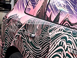 Maskovaný prototyp �kody Peaq v nové výrobní hale pro bateriové systémy...