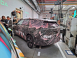 Maskovaný prototyp �kody Peaq v nové výrobní hale pro bateriové systémy...