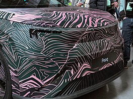 Maskovaný prototyp �kody Peaq v nové výrobní hale pro bateriové systémy...