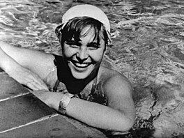 Narodila se 19. b�ezna 1936 v rodin� n�meckého diplomata, vychovával ji v�ak...