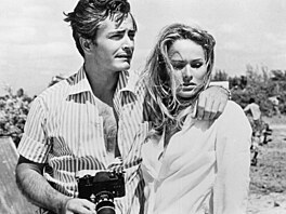 Tého� roku se Andressová sblí�ila s hercem Johnem Derekem, �enatým otcem dvou...