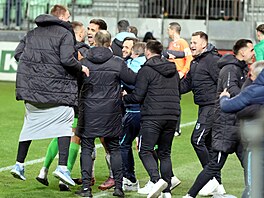 Karvin�tí fotbalisté se spolu s realiza�ním týmem radují p�ed svou st�ída�kou z...