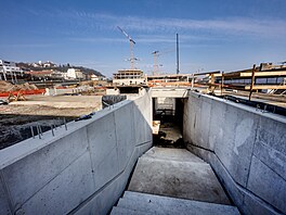 �tvrtý perón poslou�í hlavn� cestujícím ve spojích sm��ujících p�es Pra�ský...