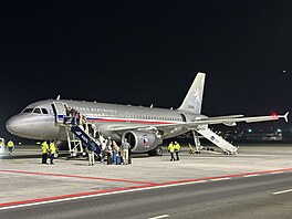 V noci p�istál v Praze dal�í repatria�ní let, p�ivezl �echy z Ománu. (6. b�ezna...