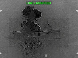 Kou� stoupá z toho, co americká armáda ozna�ila za íránský nosi� dron�, který...