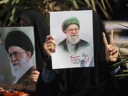 �ena dr�í fotografii zesnulého nejvy��ího v�dce Íránu Alího Chameneího v...