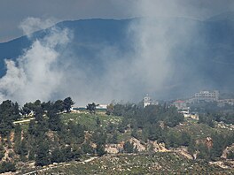 Kou� a prach stoupají v Libanonu jak je vid�t z izraelsko-libanonské hranice....