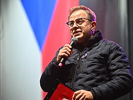 Moderátor Václav Moravec hovo�í p�i oslav� svátku 17. listopadu na tradi�ním...